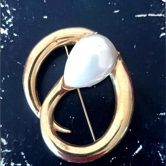 Erwin Pearl Jewelry - Vintage Erwin Pearl Gold Pearl Brooch signed P.E.P.